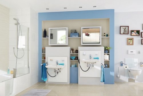 Barrierefreies Badezimmer mit höhenverstellbaren Waschbecken, bodengleicher Dusche und Haltegriffen. Moderne Gestaltung mit funktionalen Elementen für maximale Bewegungsfreiheit und Komfort.