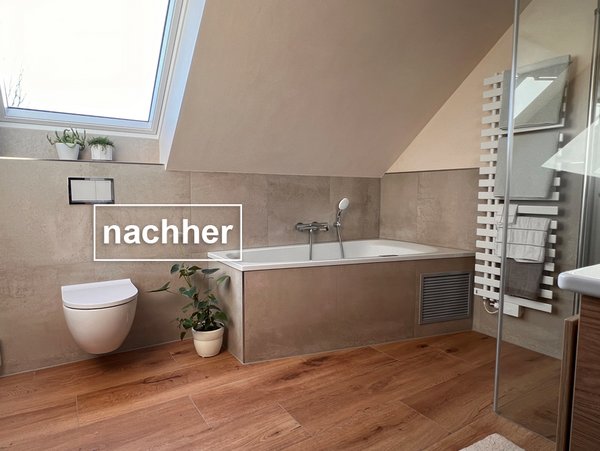 Modernes Badezimmer nach der Renovierung mit schräger Decke, Badewanne, Wand-WC, Holzboden, Pflanzen und beheiztem Handtuchhalter.