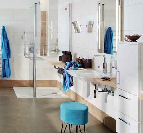 Modernes, barrierefreies Badezimmer mit bodengleicher Dusche, unterfahrbarem Waschbecken und stilvollen Holz- und Weißtönen für ein barrierefreies und elegantes Design.